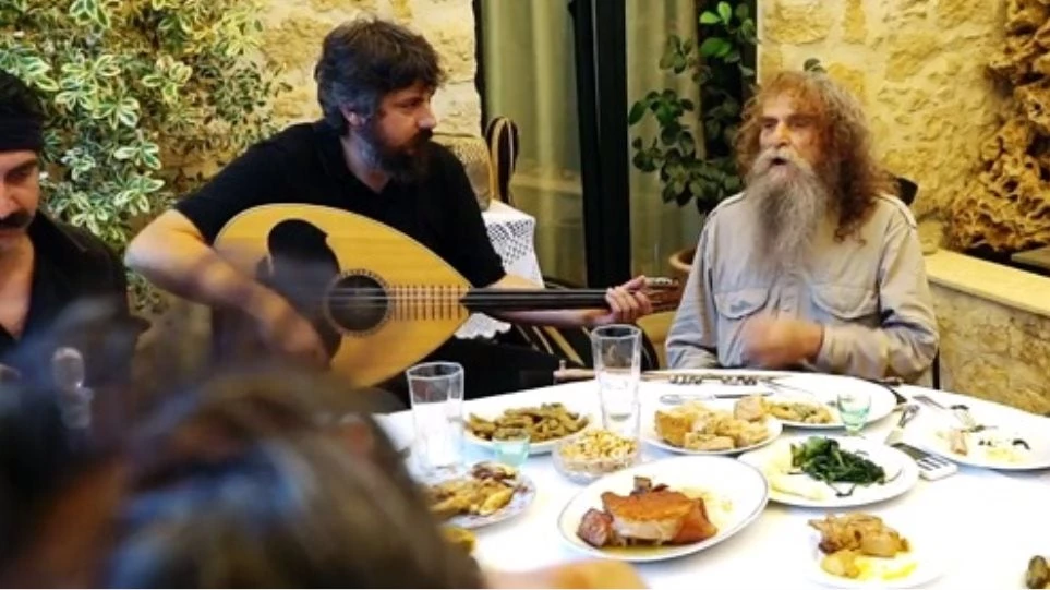 Το νέο επικό βίντεο για τον Ημιμαραθώνιο Κρήτης με τον Ψαραντώνη και την «super γιαγιά»